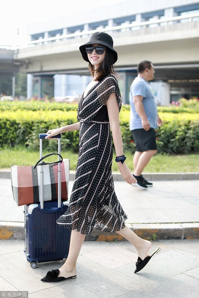 时髦御姐上线！张梓琳雪纺纱裙秀逆天大长腿  酥胸微露风情挡不住