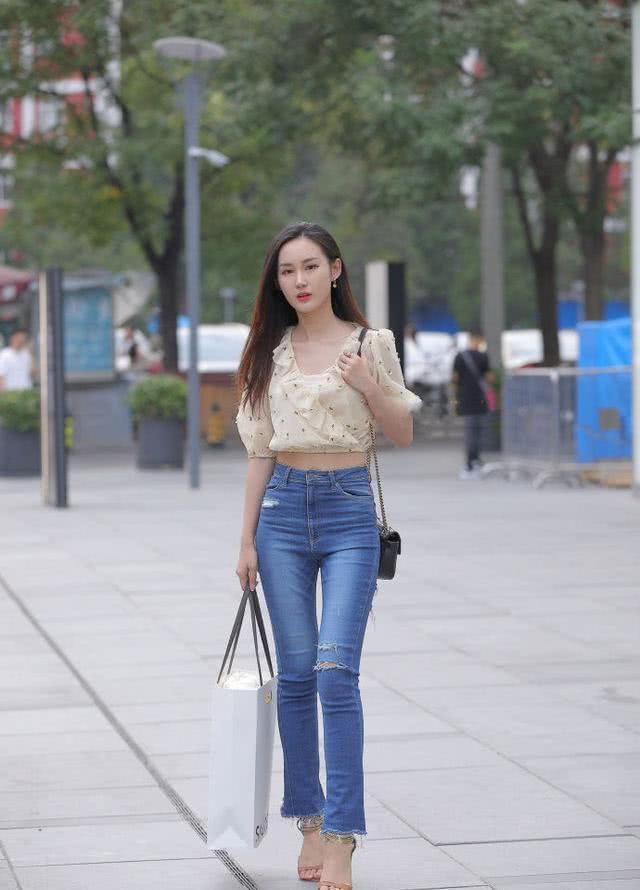 初秋来了,修身牛仔裤是爱美女性出门最好的选择!