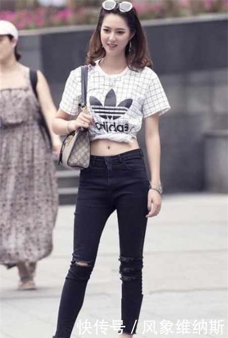  #美女#街拍：时尚时髦的长发美女，黑色上衣搭配牛仔短裤，简单又时尚