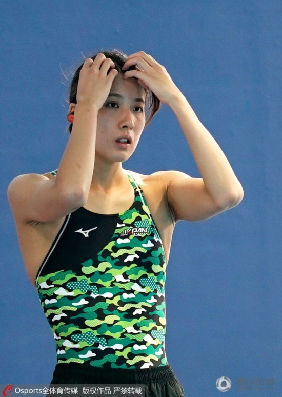 日本游泳名将大桥悠依热身 秀柔韧身段大长腿(图)