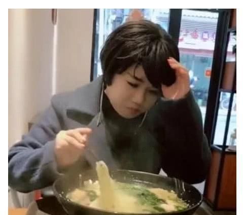 女子吃面挠头，突然感觉有什么不对，周围客人的眼神亮了