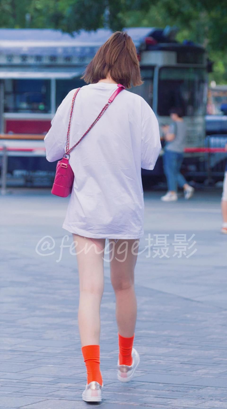 街拍:十九张三里屯绚丽多姿的背影，在这段时间里最时尚，最养眼