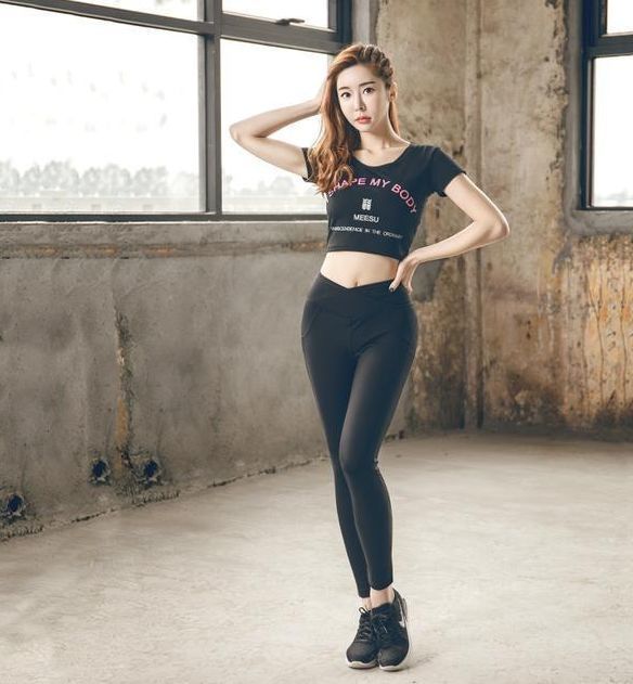 时尚街拍：帅气潇洒的打底裤小姐姐，身材比例一级棒，令人百看不