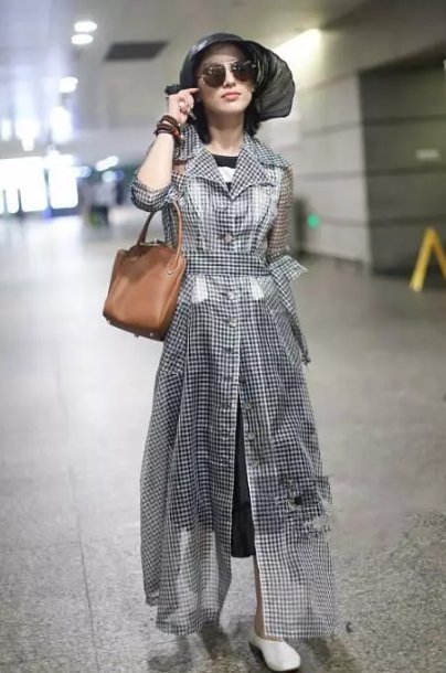 豪门太太黄圣依一身塑料亮相!35岁愣是嫩成15, 网友:杨子有福了