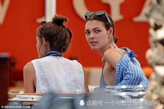 16岁新晋超模与20岁西西里之花度假，两双大长腿上演背影杀