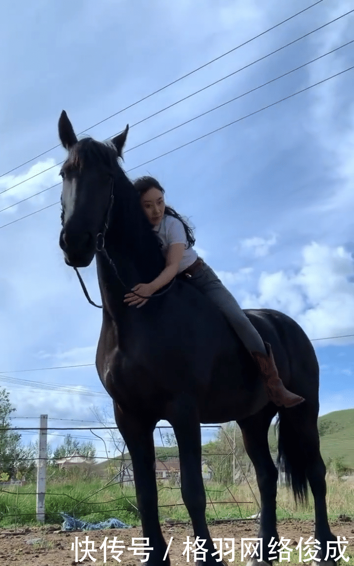  【美女】穿着紧身牛仔裤骑马，美女不感觉不方便吗？