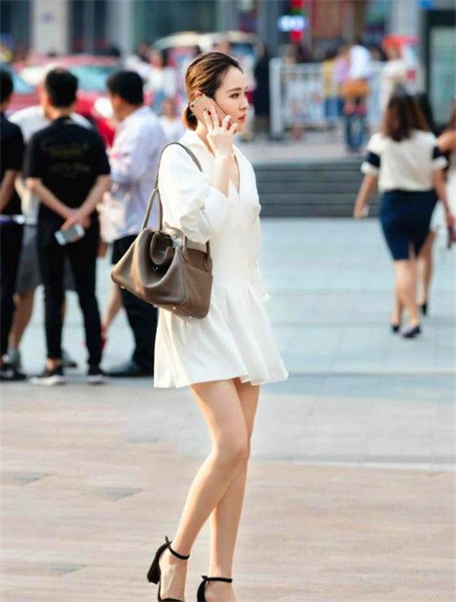  『粉色』街拍：气质温婉的小美女，白色衬衫配上粉色短裙，看起来十分的温婉迷人