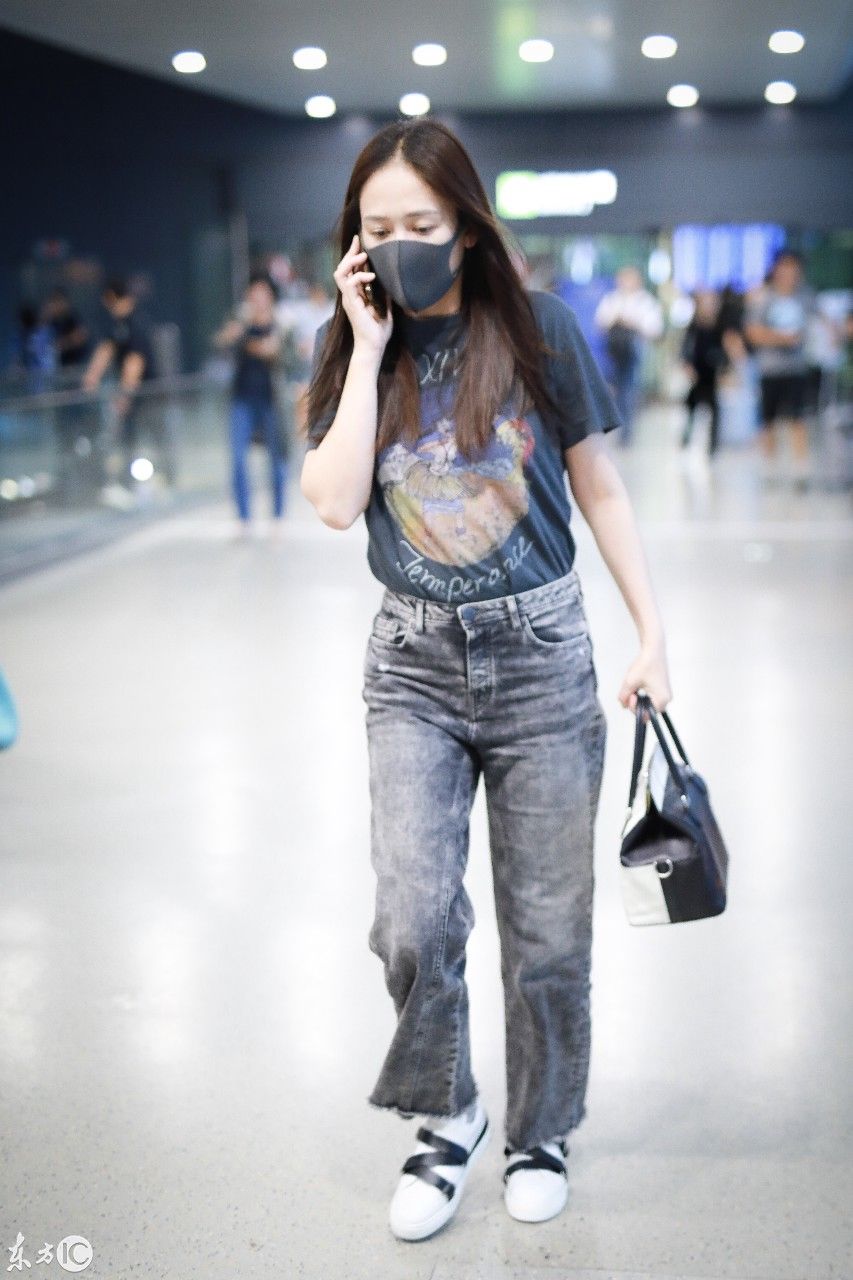 陈乔恩现身机场，身上的裤子显得腿粗无比，时尚教主不时尚