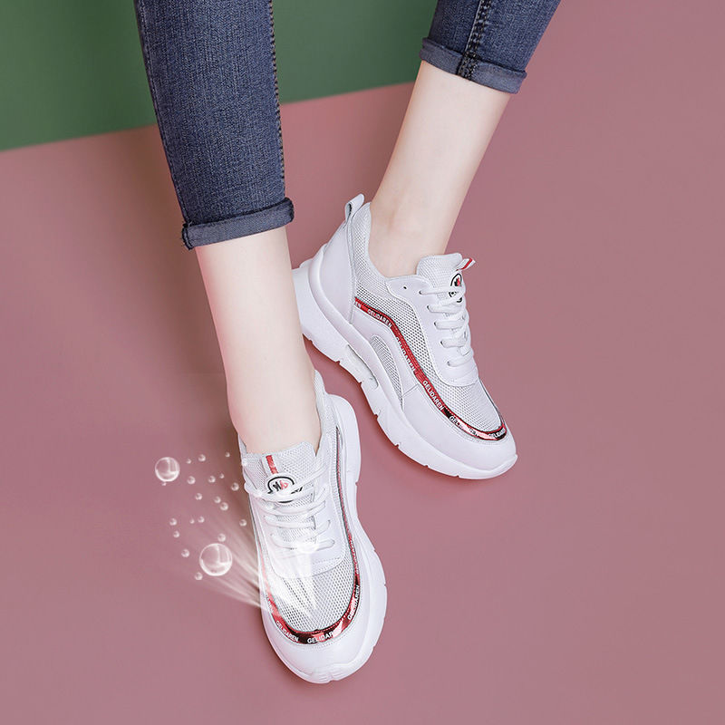 别再傻傻穿磨脚的高跟鞋了，女神都在穿运动鞋，舒适柔软逛街必备