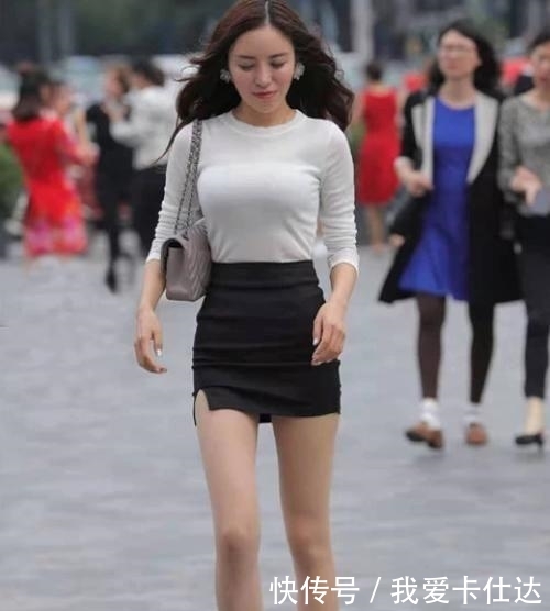『蓝色』街拍:一条蓝色吊带连衣裙,彰显独立,绽放东方美女曼妙身姿迷人