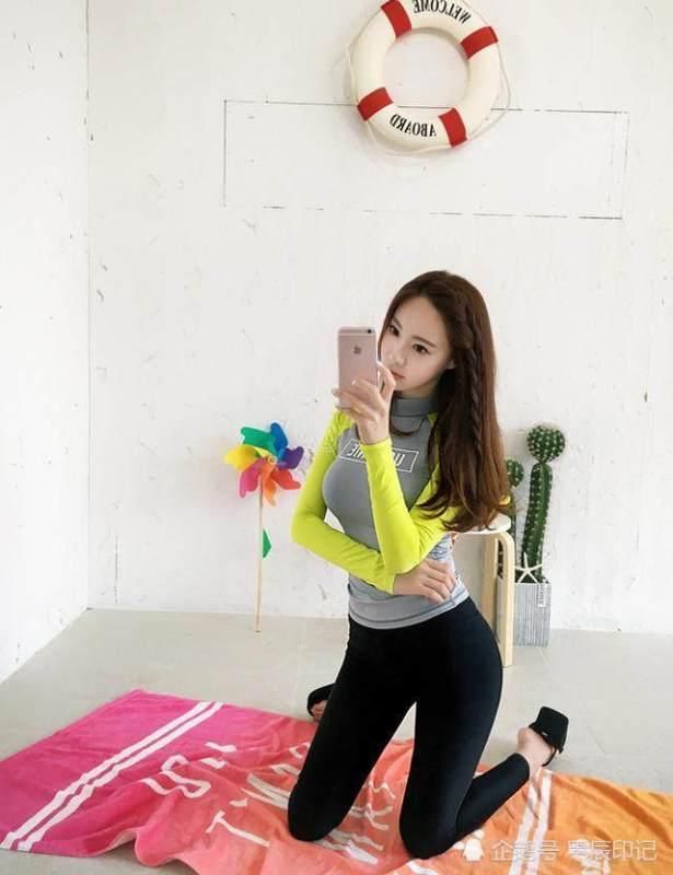 时尚穿搭紧身裤穿上后显得更加帅气有型，展现气质修身效果非常好