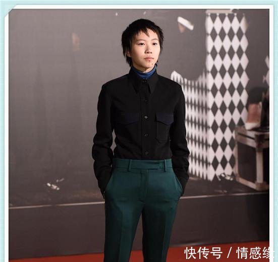 窦靖童再现机场，终于把茶缸抛弃了，可一个转身我发现我错了！