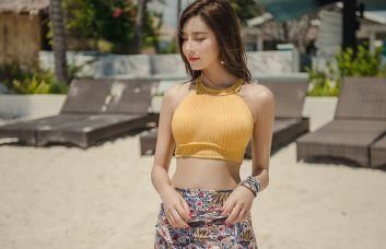 时尚穿搭：凹凸有致的泳衣美女，黄色青春活力，红色性感优雅