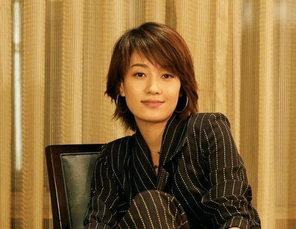  『情侣』43岁的马伊琍越发少女，与“小鲜肉”教练合照像情侣，文章后悔吗？