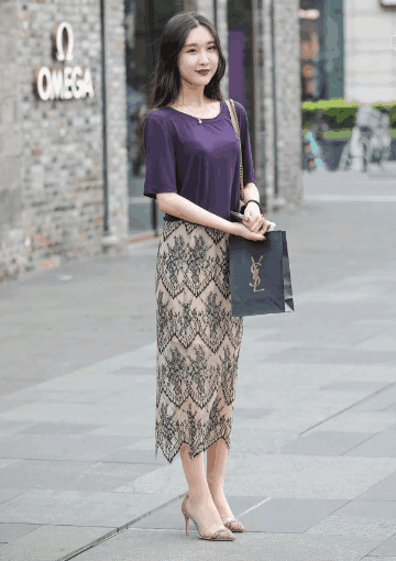 素人街拍: 运动内衣尽显丰满身材, 想做第四位小姐姐的男朋友