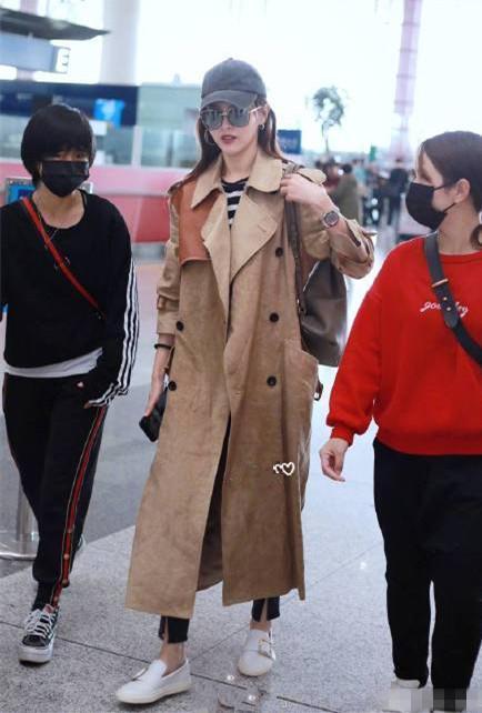唐嫣和董洁机场同穿卡其色风衣, 只差4岁竟一个似超模一个似村姑