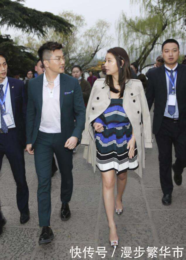 林心如和赵丽颖撞衫1.6万连衣裙, 小12岁的颖宝差距咋这么大