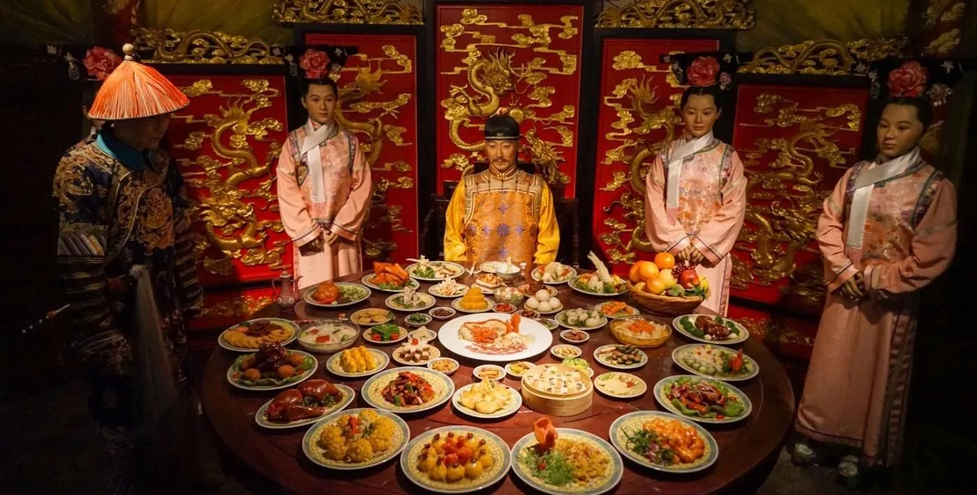 “菜不摆三,筷不成五,席不坐六”,老祖宗的饭桌规矩,你知道吗