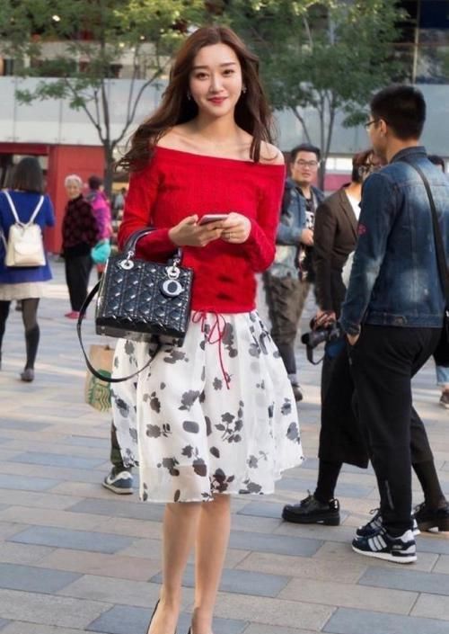  『气质』街拍：小姐姐修身的背心搭配时尚的半裙，清爽又不失女人青春气息
