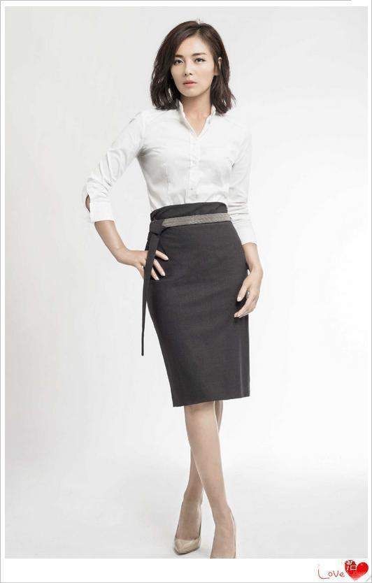 刘涛这身材简直了!如此难驾驭的裙子都能穿的这么美?王珂赚到了