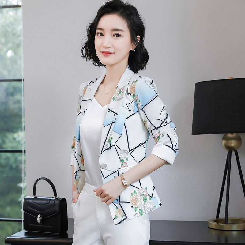 别傻买羽绒服了，又贵又土!今年流行这种“薄外套”，适合初秋穿