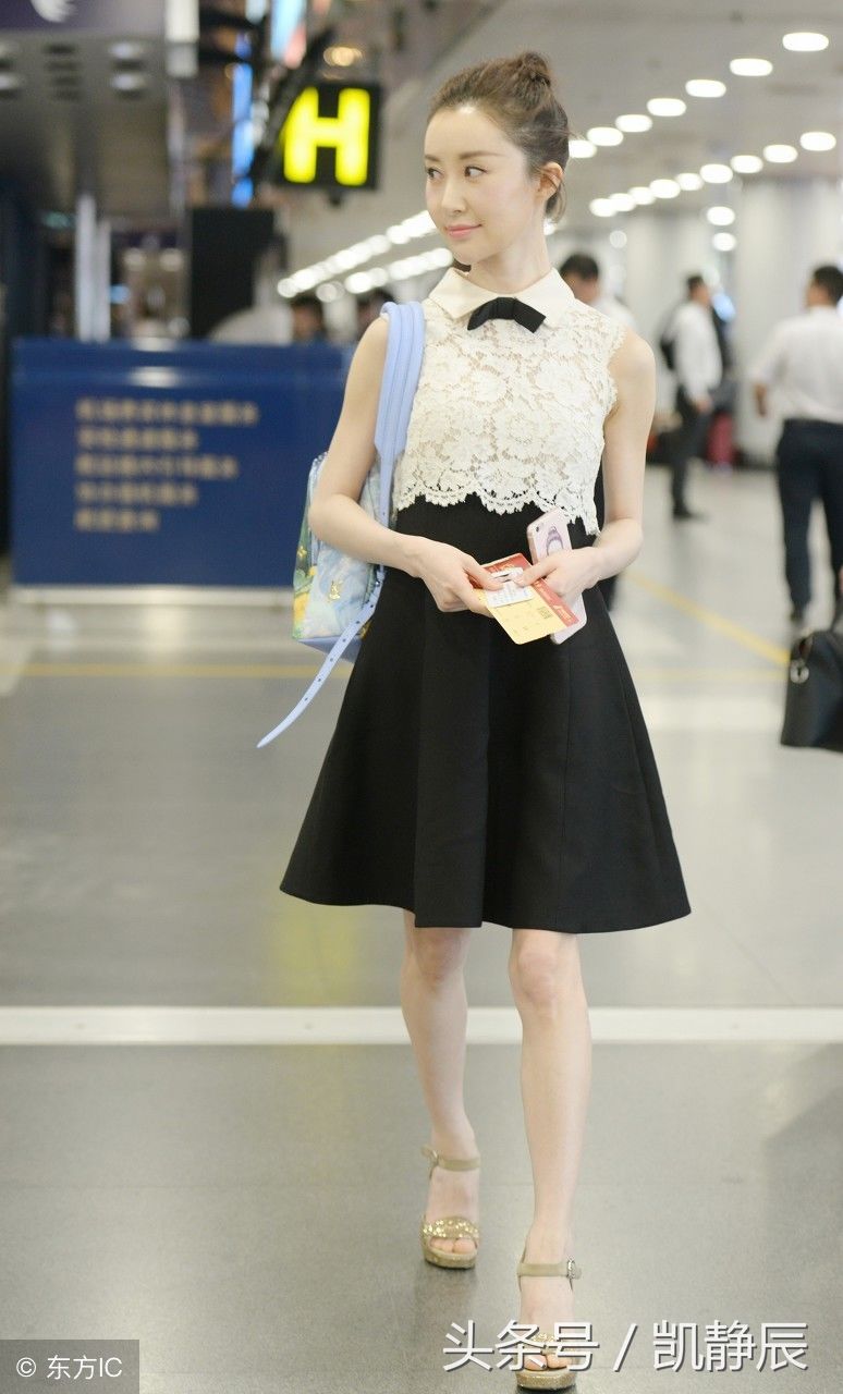 舒畅现身北京机场，露趾高跟鞋搭配短裙秀出美脚丫和美腿