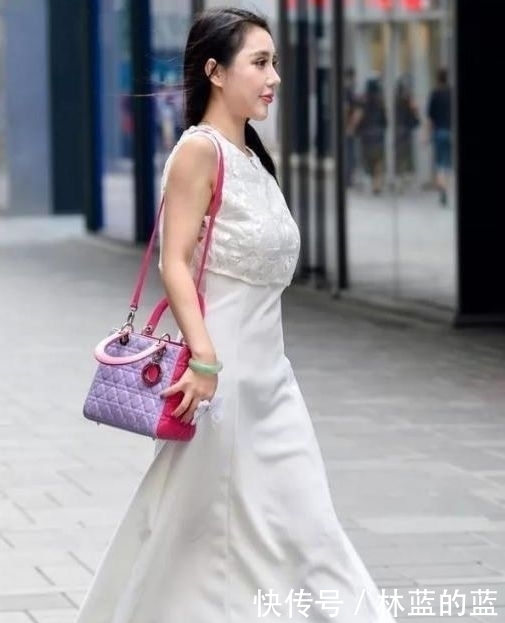 貌美:街拍:貌美肤白的小姐姐,秀出青春活力范,非常有女人味