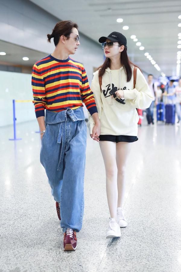 戚薇把一身“金色亮片”穿在身上，时尚感全无，网友：欣赏不来！