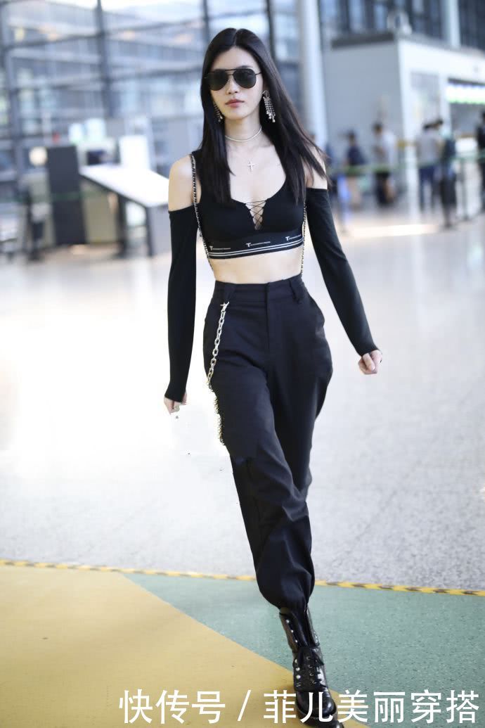 奚梦瑶真省布料！上身穿件内衣就敢去逛机场，网友：没点安全感！