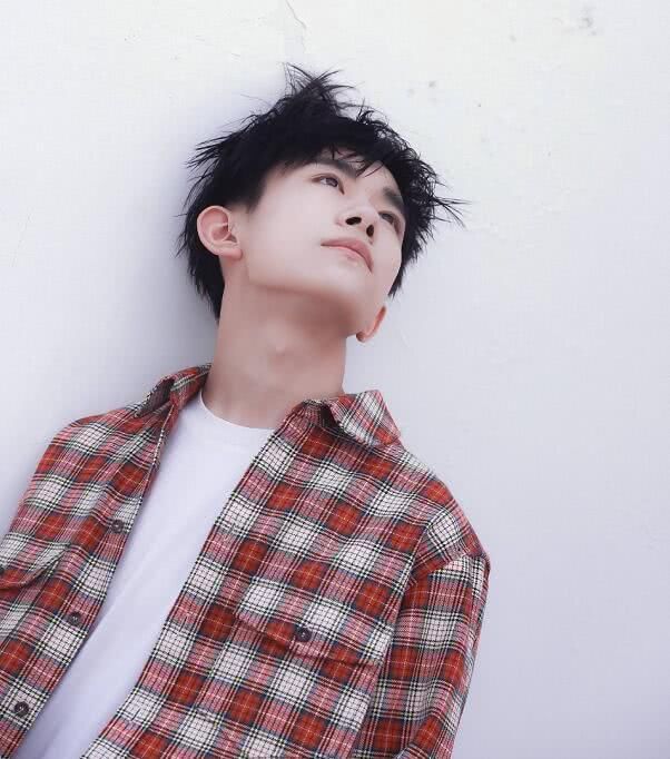 易烊千玺吻戏是虚假消息，已经被辟谣，网友：这不是青春偶像片！