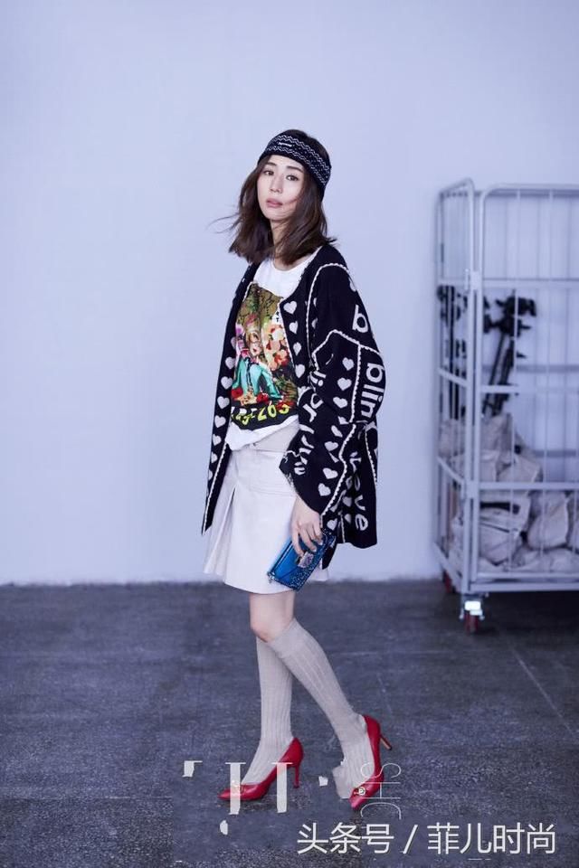 张钧甯终于肯秀腿了！裙子穿的有点短，也就能遮住大腿根而已！