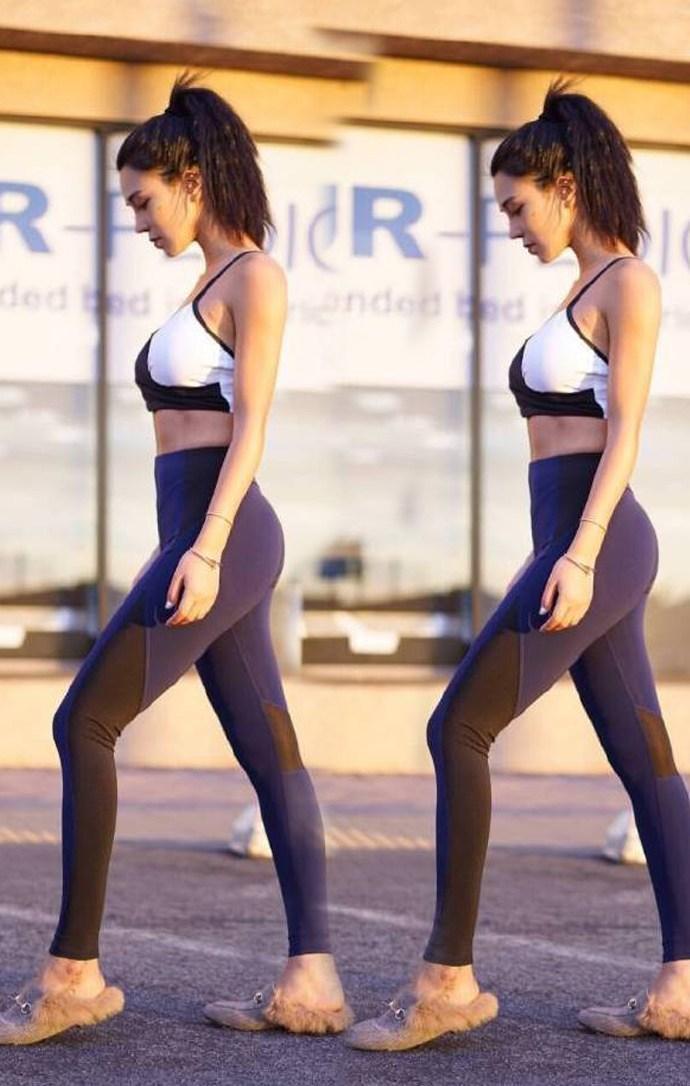 黑白对半的吊带衣搭配紧身的打底裤，穿出美女的S型身材！