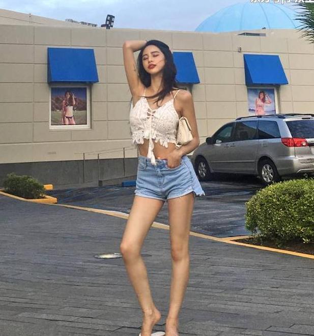 街拍:白色的吊带背心,小姐姐清新可爱还很甜美的一面