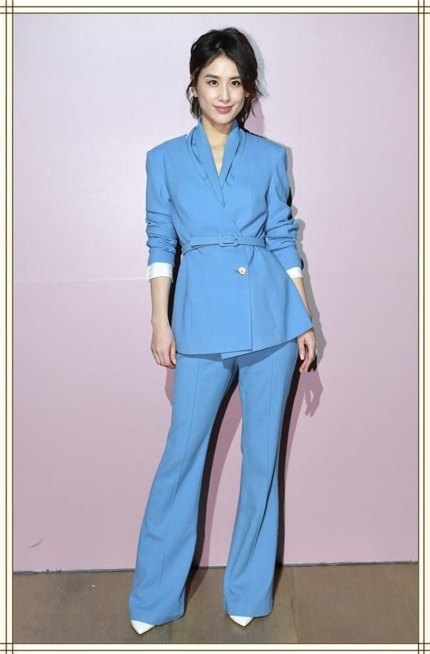 黄圣依真狠的下心!这么瘦的裙子也要硬穿进去,不想却勒出大宽胯