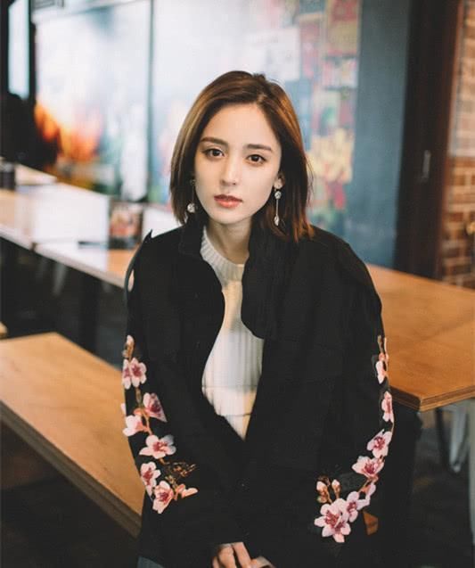 古力娜扎发新照，她留短发很长时间了，还记得长发的她有多美吗?