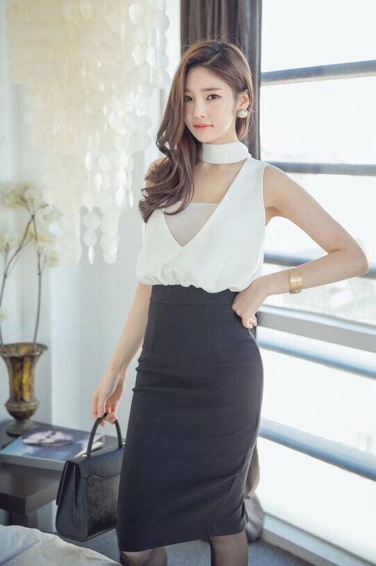 高跟鞋极品美女，脖子套圈圈作何用？