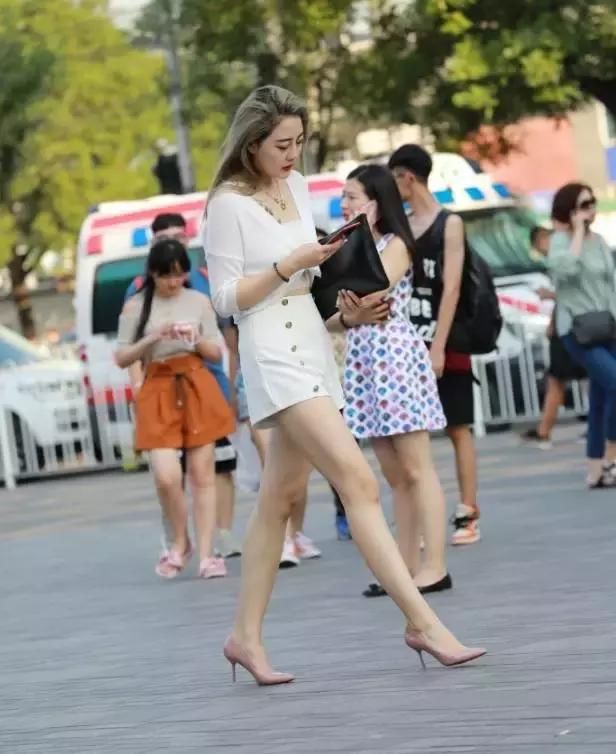 白色抹胸内衣搭配纯白短裤，柔软线条妩媚至极