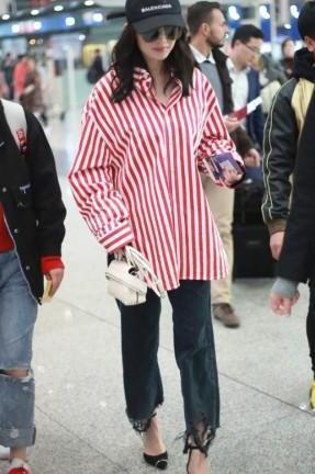 杨幂到底咋想的？鞋子上还要戴个“铁环”，走路不挤脚吗？