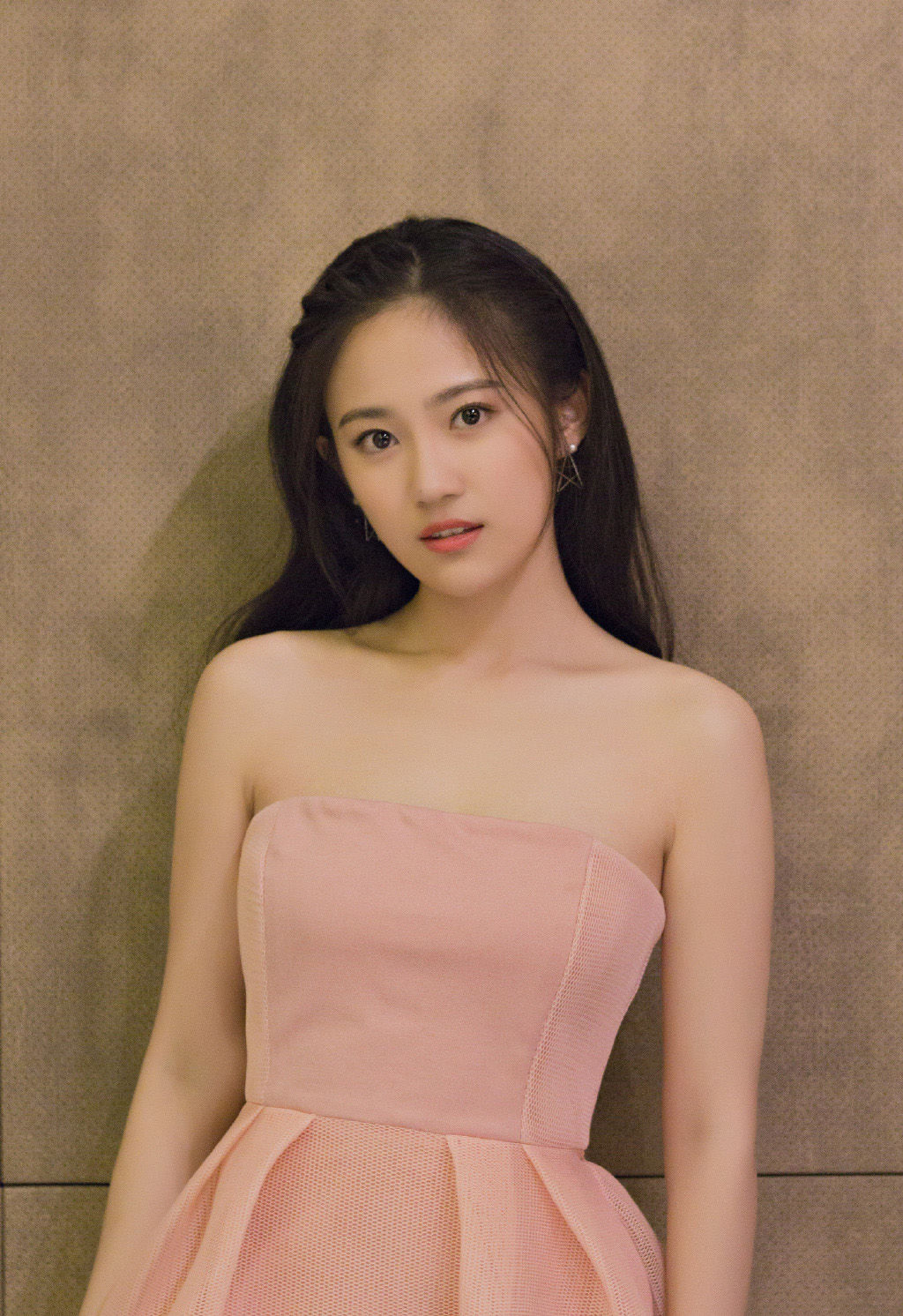 汤梦佳粉嫩抹胸礼服性感迷人图集，时尚靓丽，气质迷人!