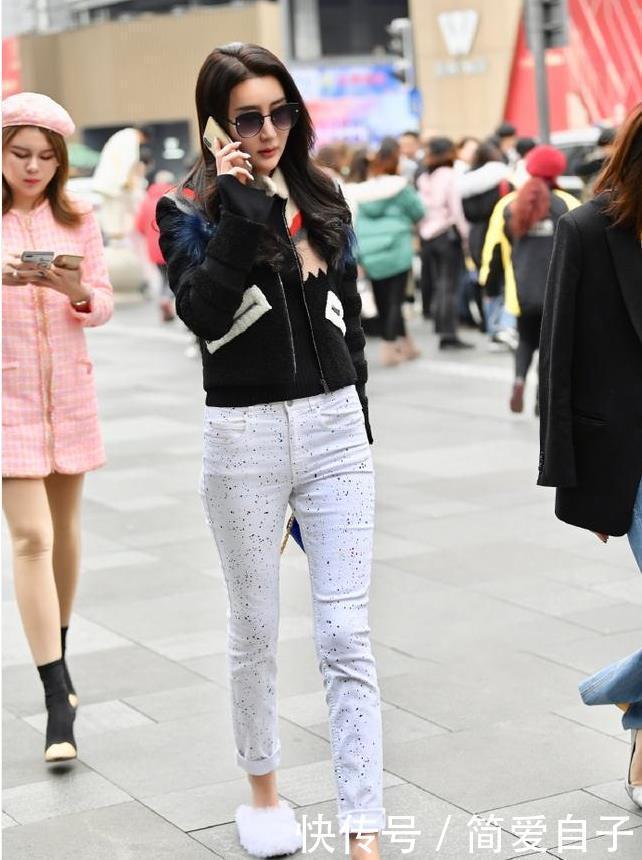 「清纯」街拍穿搭非常相似的姐妹花,姐姐成熟魅力,妹妹清纯迷人
