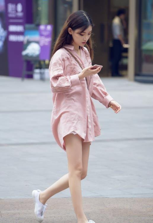 街拍:超高颜值的潮流美女,每个都是精致的女孩