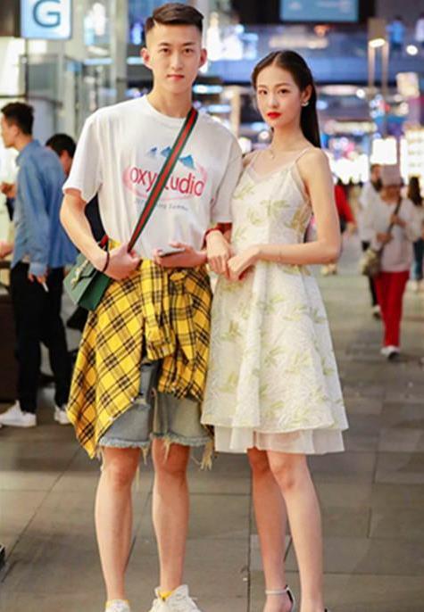 # 美女#一条橘色的一字肩连衣裙，时尚魅力气质，街拍：秋水伊人的美女