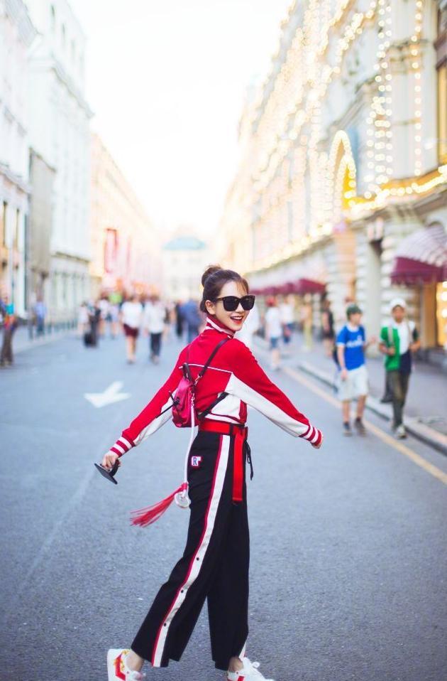 窦靖童周迅忘年交同框，同款搪瓷杯要不要来一只？