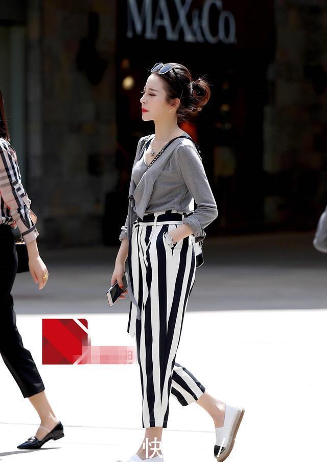  #显现#街拍：白色紧身长裙果然最能显现美女的好身材