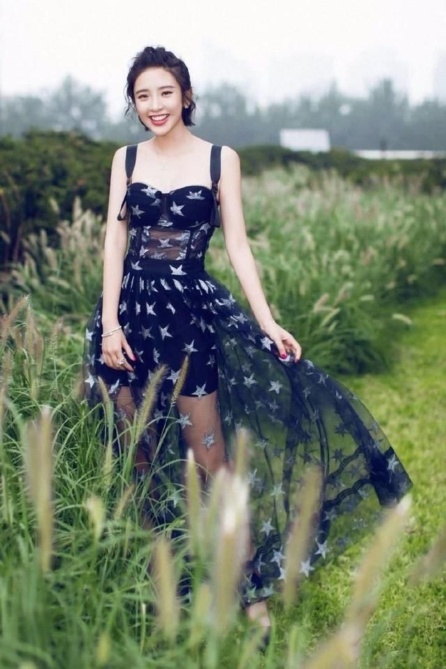 穿起长裙的唐艺昕，实在是太美了