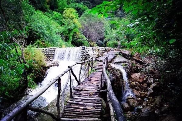 秦岭深藏敢与九寨沟媲美的地方！有条惊艳的自驾公路