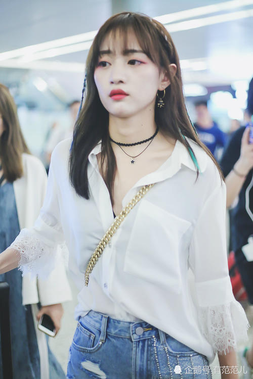 黄婷婷真敢穿,衬衫有扣子不系非要内衣外露,网友:一般人穿不来