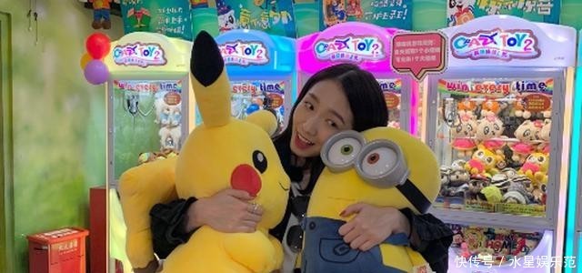  『孟美岐』孟美岐晒商场游玩美照，一手抱一个布娃娃，满满的少女心