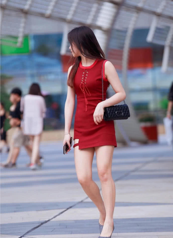 小姐姐红色连衣短裙把好身材包裹的恰到好处，纤纤玉腿真的很吸睛