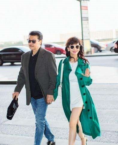 赵雅芝胆真大! 穿长靴直接露半截大腿, 网友: 奶奶也不怕冻出病!